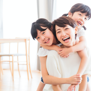 mama_and_children-800x531