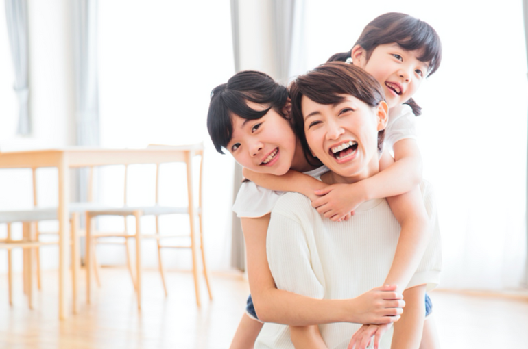 mama_and_children-800x531